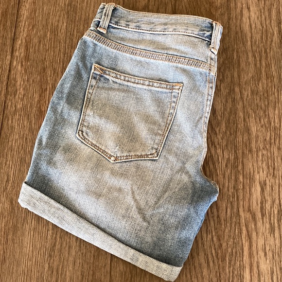 NWOT •GAP Sexy Boyfriend Distressed Denim Classic Jean Shorts • Mid Rise • HP🎉 - Picture 10 of 16